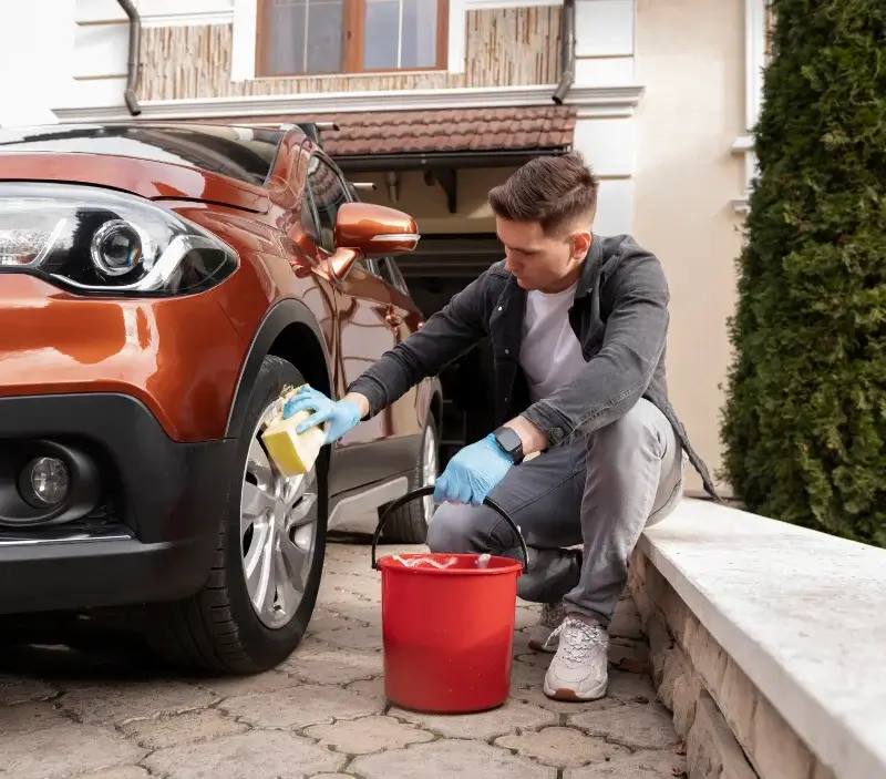 Lavage auto à domicile Broye : professionnel intervenant sur un véhicule